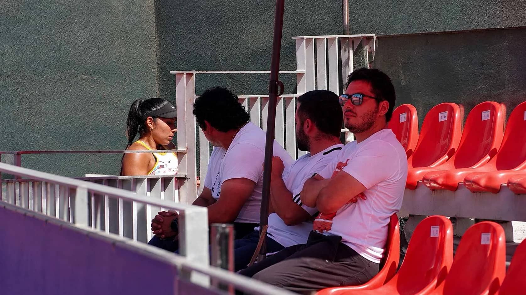 Gabriel con entrenadores de tenis